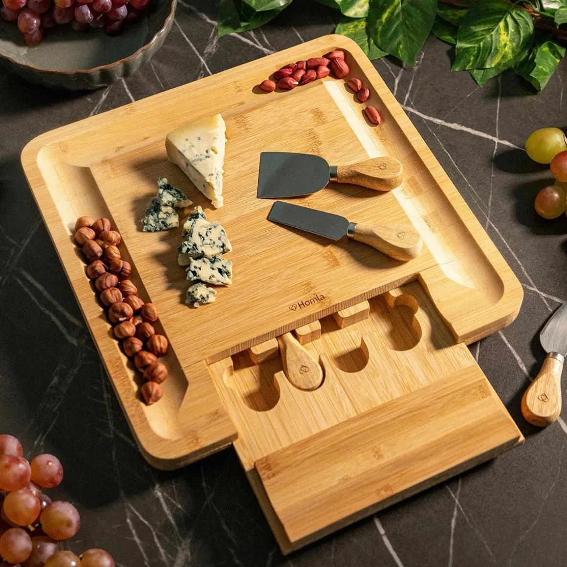 deska_rumi_do_serwowania__6.webp Deska Rumi Do Serwowania Z Miseczkami I Nozykami 33X33 Cm