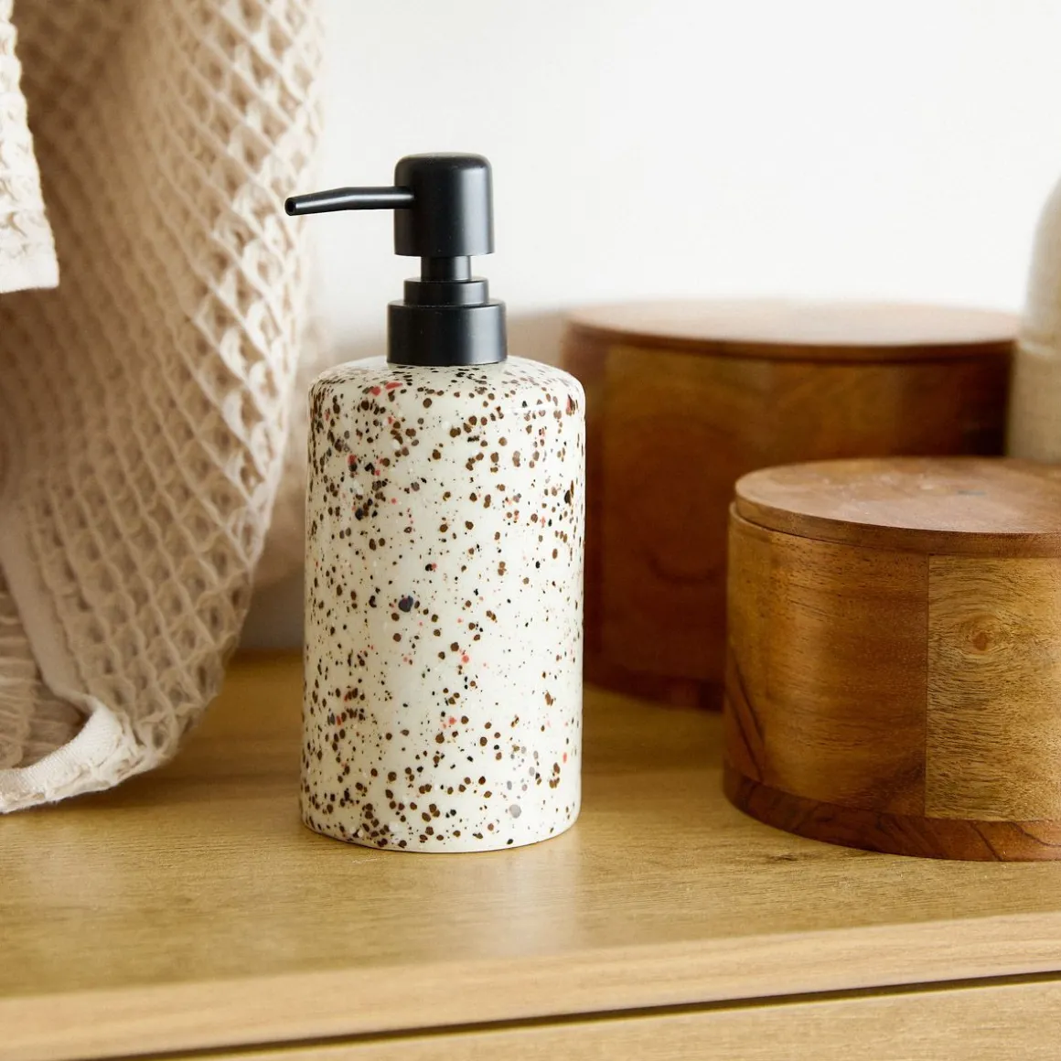 dozownik_amity_ceramiczny_0.webp Dozownik Amity Ceramiczny Bezowy 7.6X7.6X 18 Cm