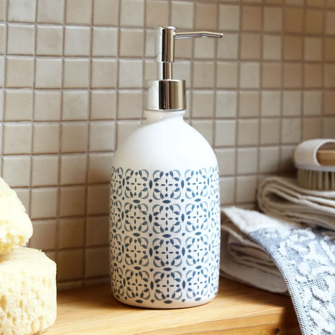 dozownik_owia_w_niebieski_0.webp Dozownik Owia W Niebieskie Wzory 8X20,5Cm