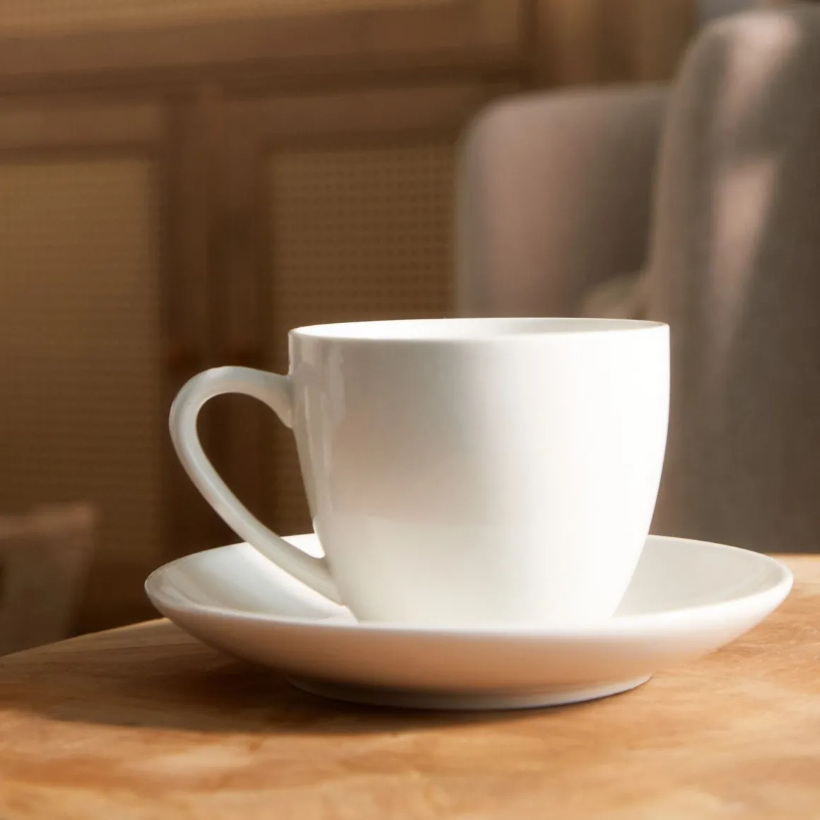 filizanka_auro_z_podstawk_0-1.webp Filizanka Auro Z Podstawka Biala 0,23 L