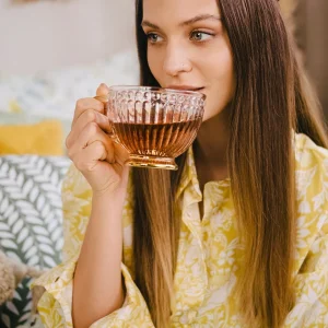 Filizanka Barrel Szklana W Paski Ze Zlota Nozka 0,36 L