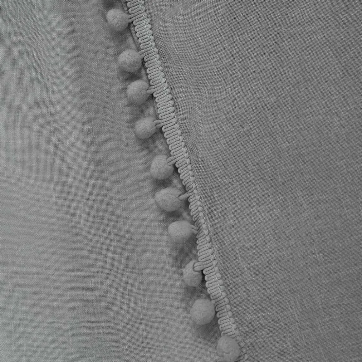 firanka_adi_z_pomponikami_2-3.webp Firanka Adi Z Pomponikami Szara 140X250 Cm