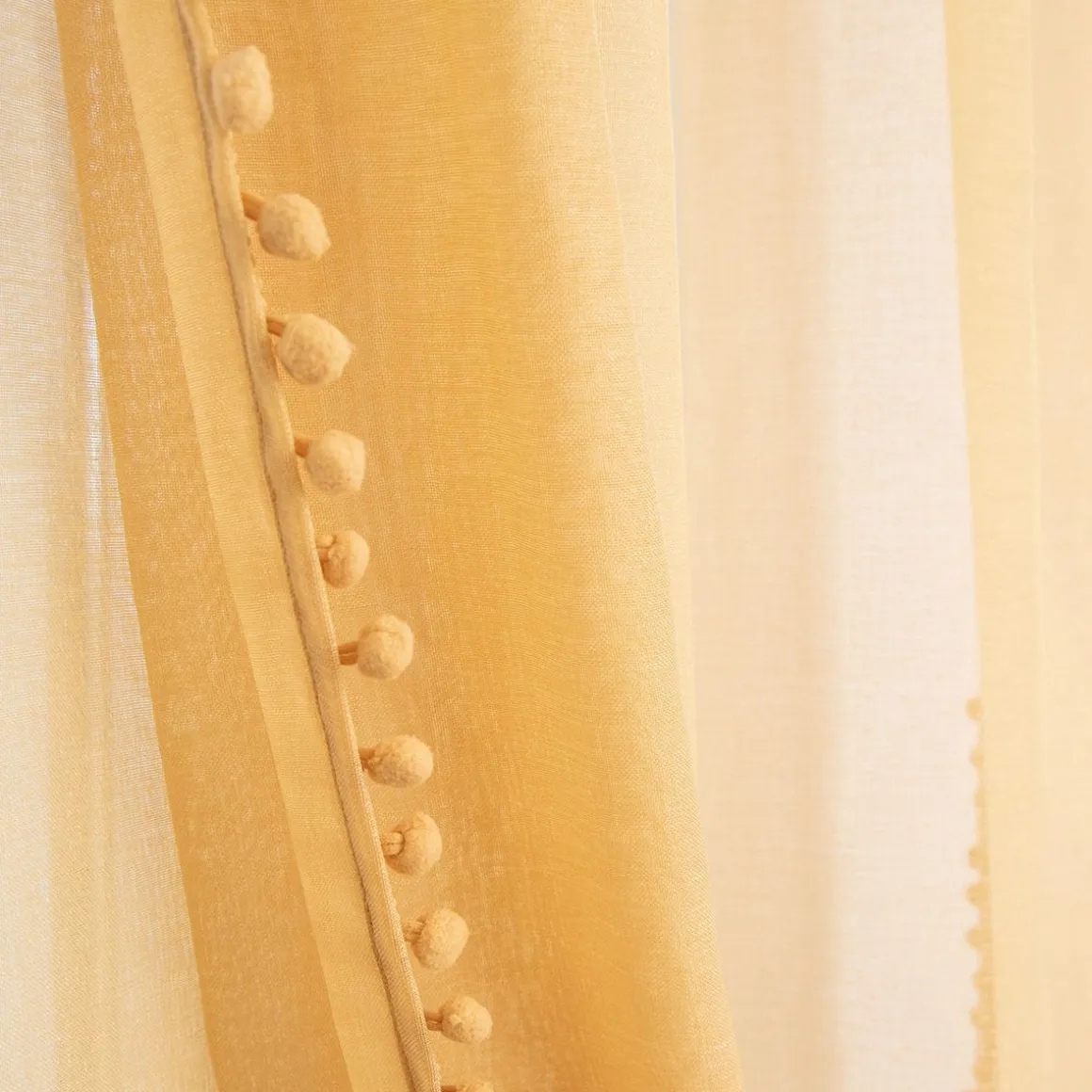 firanka_adi_z_pomponikami_7-1.webp Firanka Adi Z Pomponikami Musztardowa 140X250 Cm