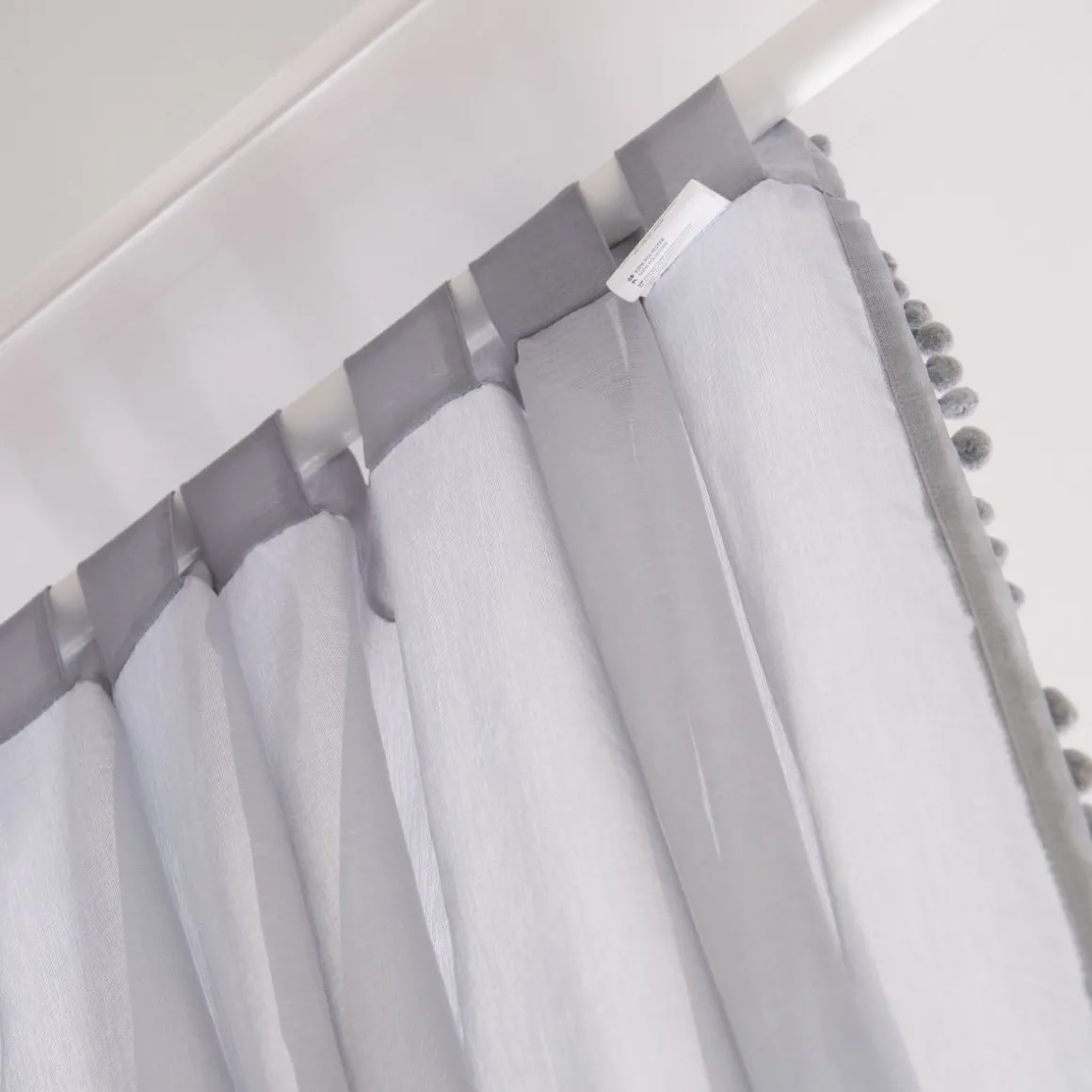 firanka_adi_z_pomponikami_8.webp Firanka Adi Z Pomponikami Szara 140X250 Cm