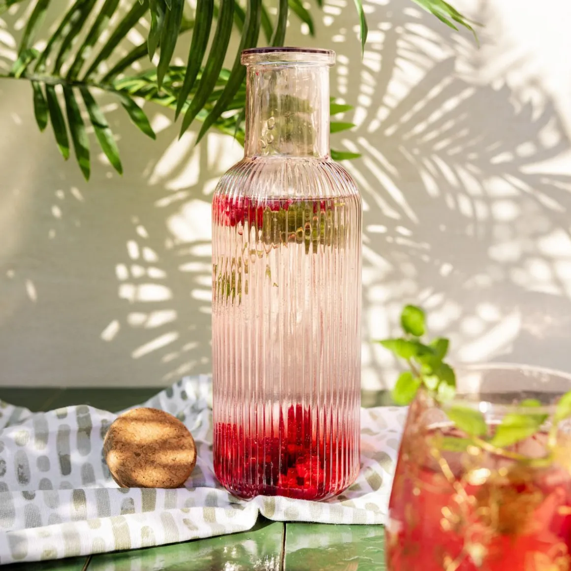 karafka_natia_ryflowana_z_0-2.webp Karafka Natia Ryflowana Z Korkiem Rozowa 1 L