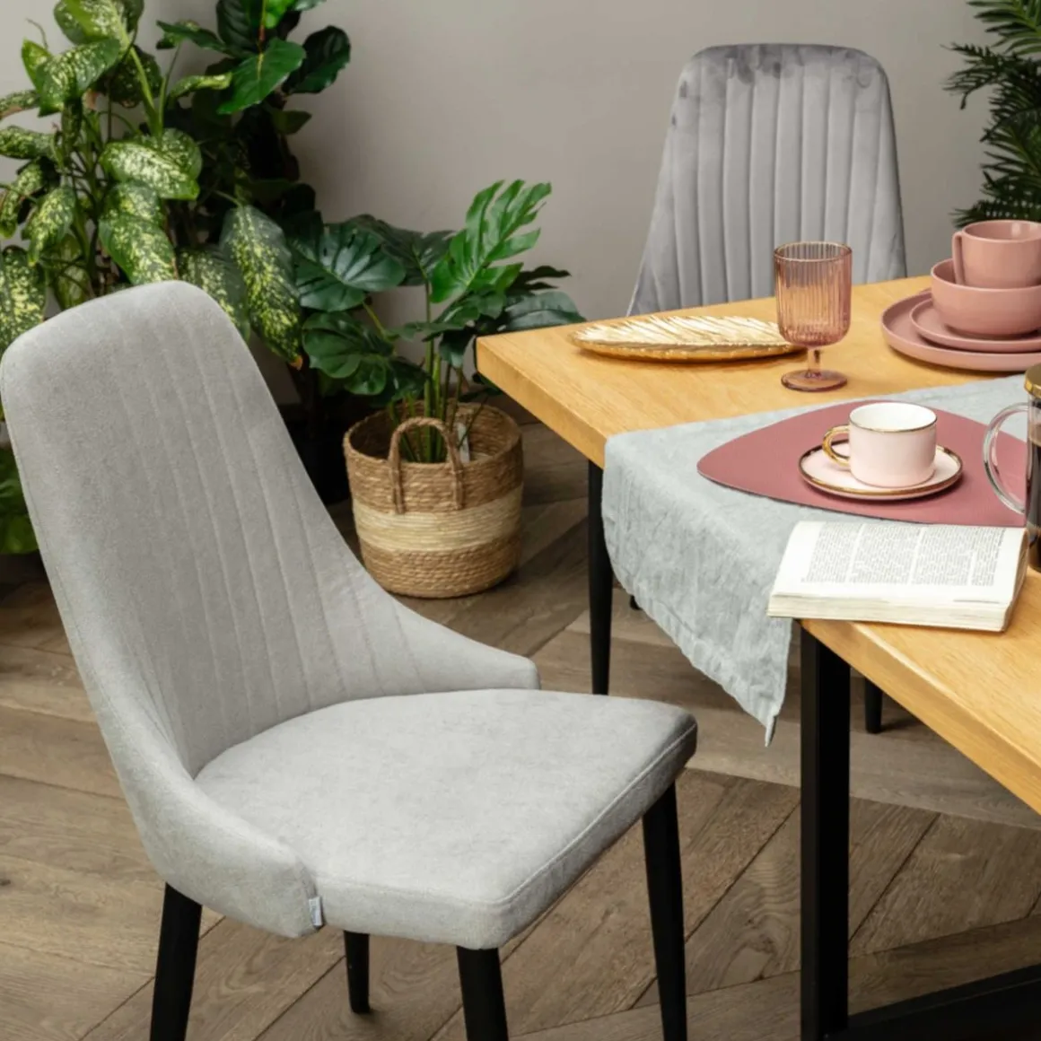 krzeslo_louis_w_tkaninie__5.webp Krzeslo Louis W Tkaninie Jasnoszare 44X59X88 Cm