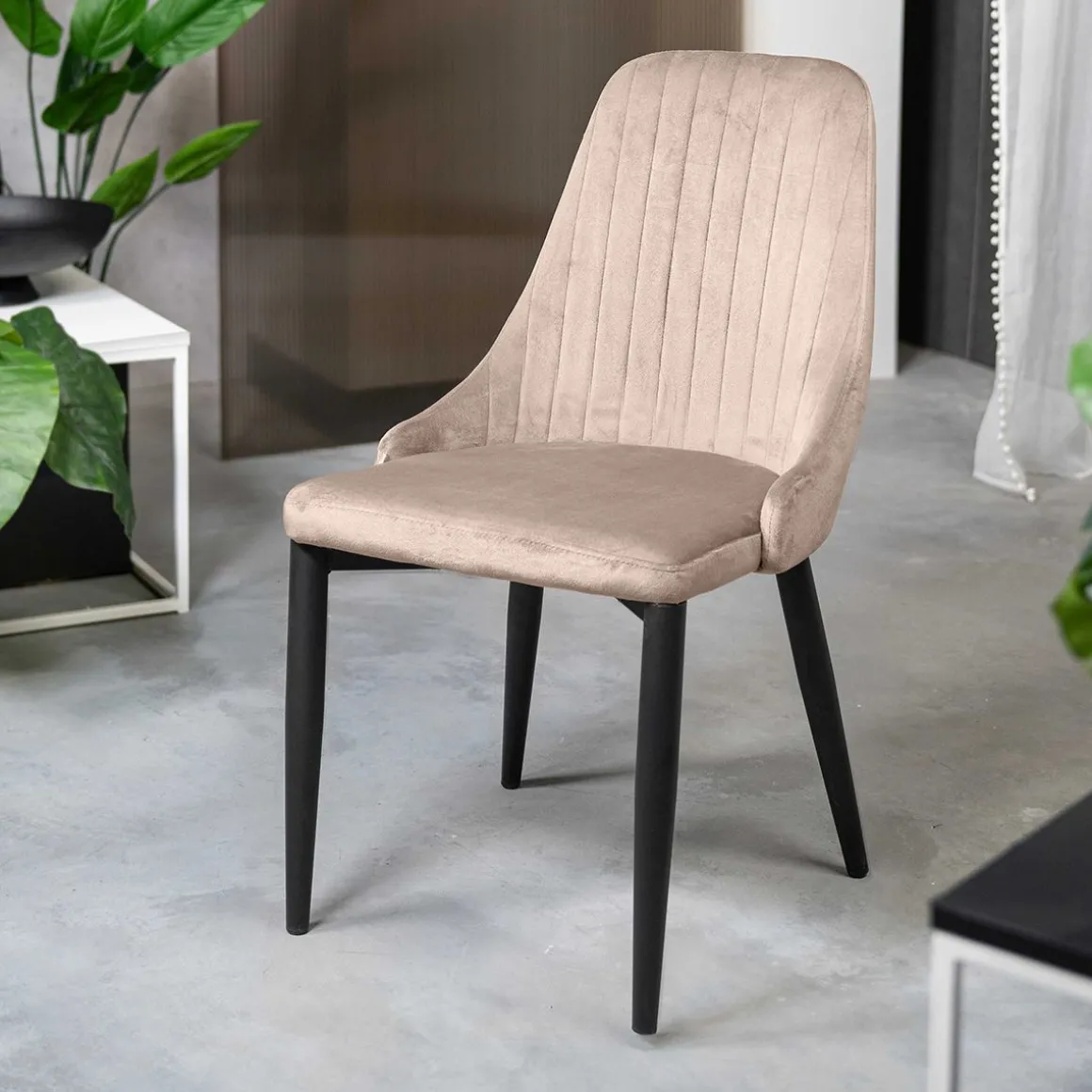 krzeslo_louis_welurowe_be_0.webp Krzeslo Louis Welurowe Bezowe 44X59X88 Cm