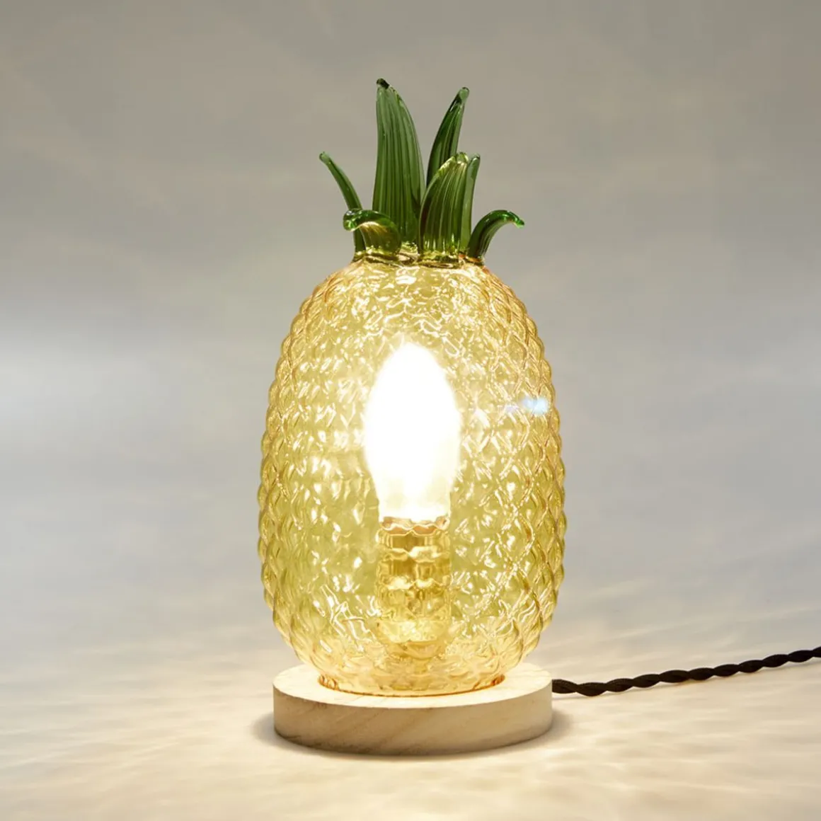 lampa_stolowa_pineapple_w_2.webp Lampa Stolowa Pineapple W Ksztalcie Ananasa 32X13X13 Cm