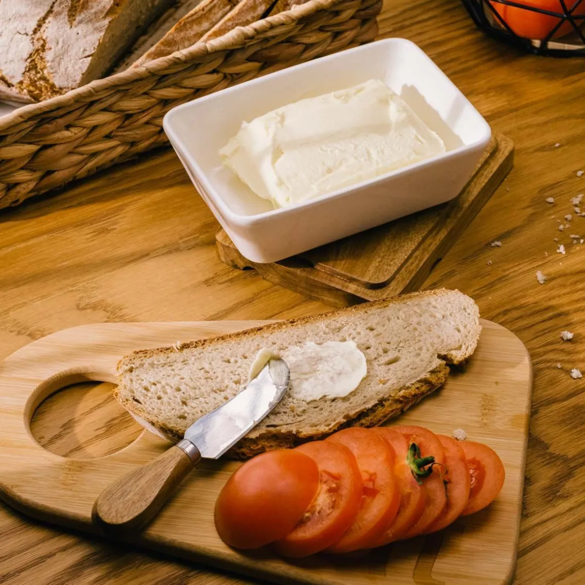 maselniczka_mooka_porcela_2-1.webp Maselniczka Mooka Porcelanowa Z Nozykiem I Akacjowa Pokrywka Biala 11X16 Cm