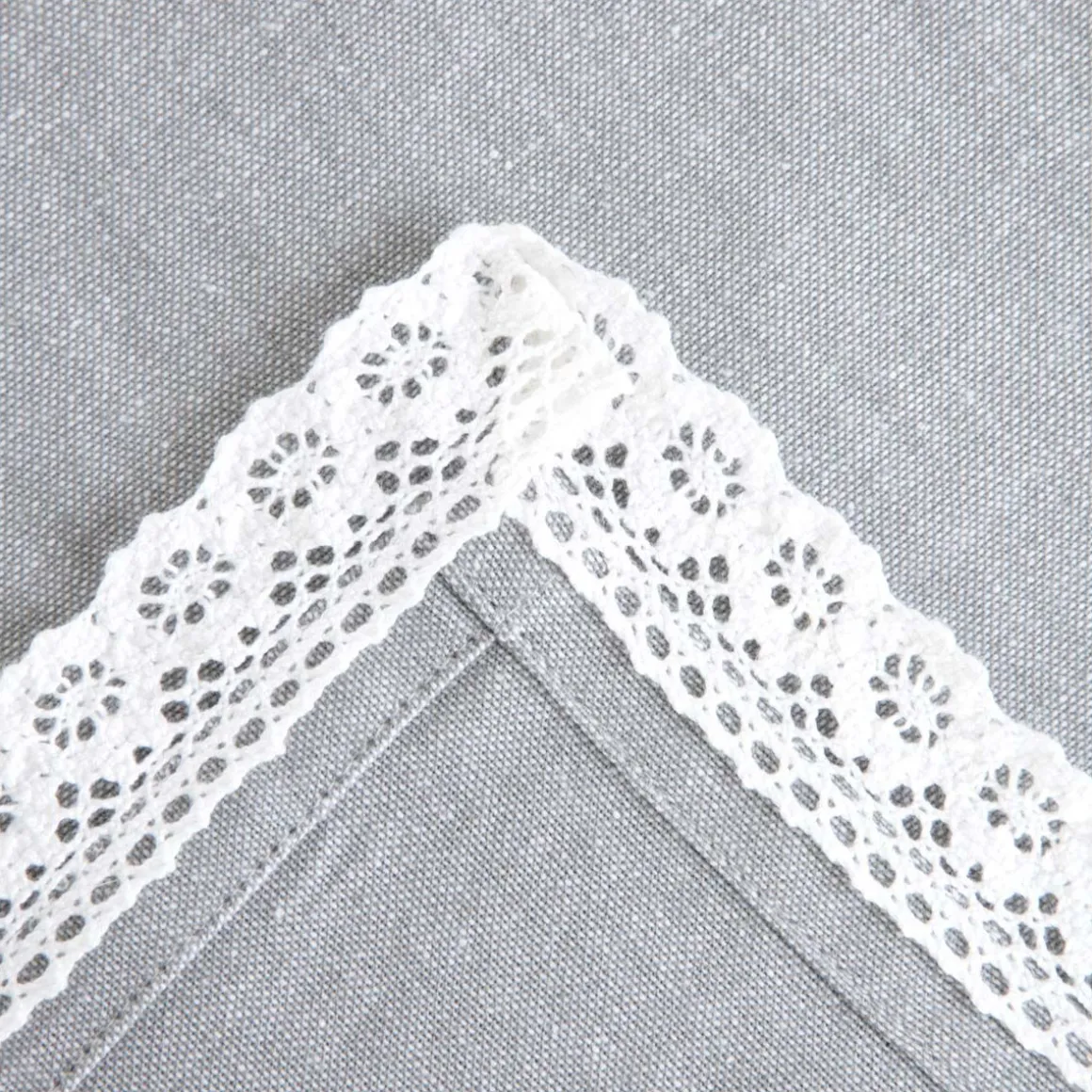 obrus_asen_z_koronkowym_w_2-1.webp Obrus Asen Z Koronkowym Wykonczeniem 130X180