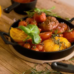 Patelnia Andreas Zeliwna Z Dwoma Uchwytami I Bambusowa Podkladka 25X20 Cm