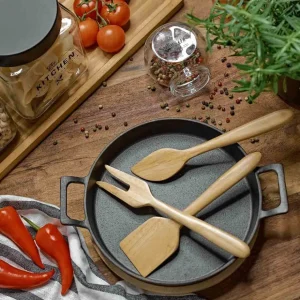 Patelnia Andreas Zeliwna Z Dwoma Uchwytami I Bambusowa Podkladka 25X20 Cm