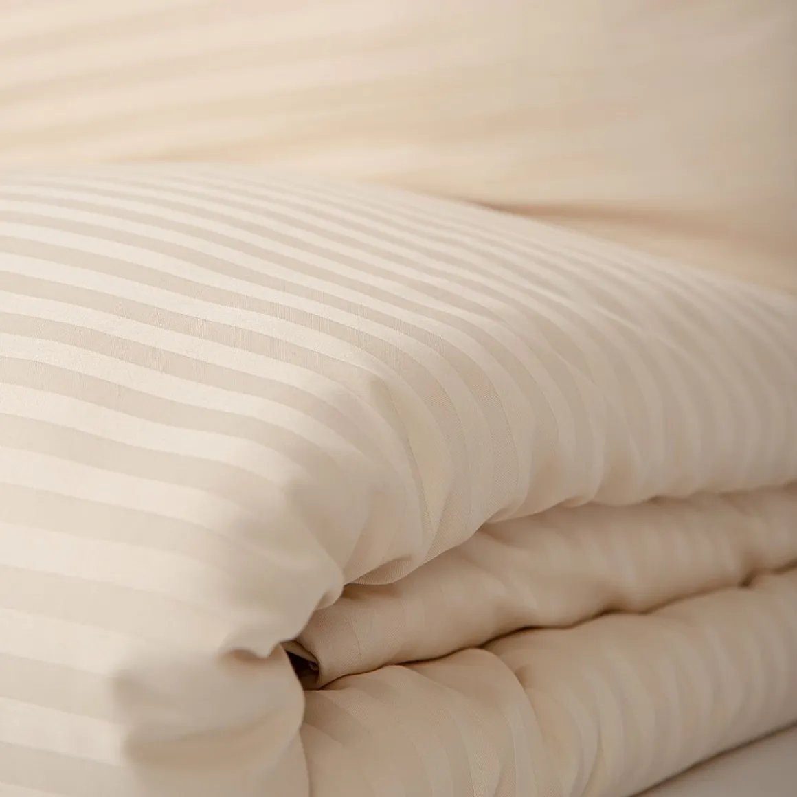 pociel_agnes_satynowa_bez_3.webp Pościel Agnes Satynowa Bezowa 160X200 Cm