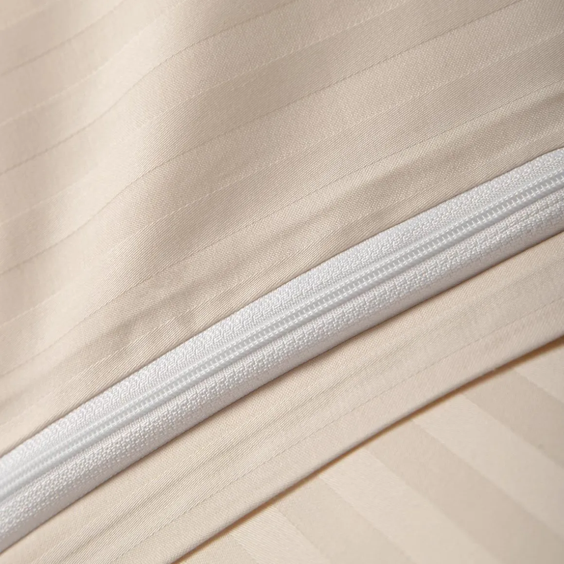 pociel_agnes_satynowa_bez_4.webp Pościel Agnes Satynowa Bezowa 160X200 Cm