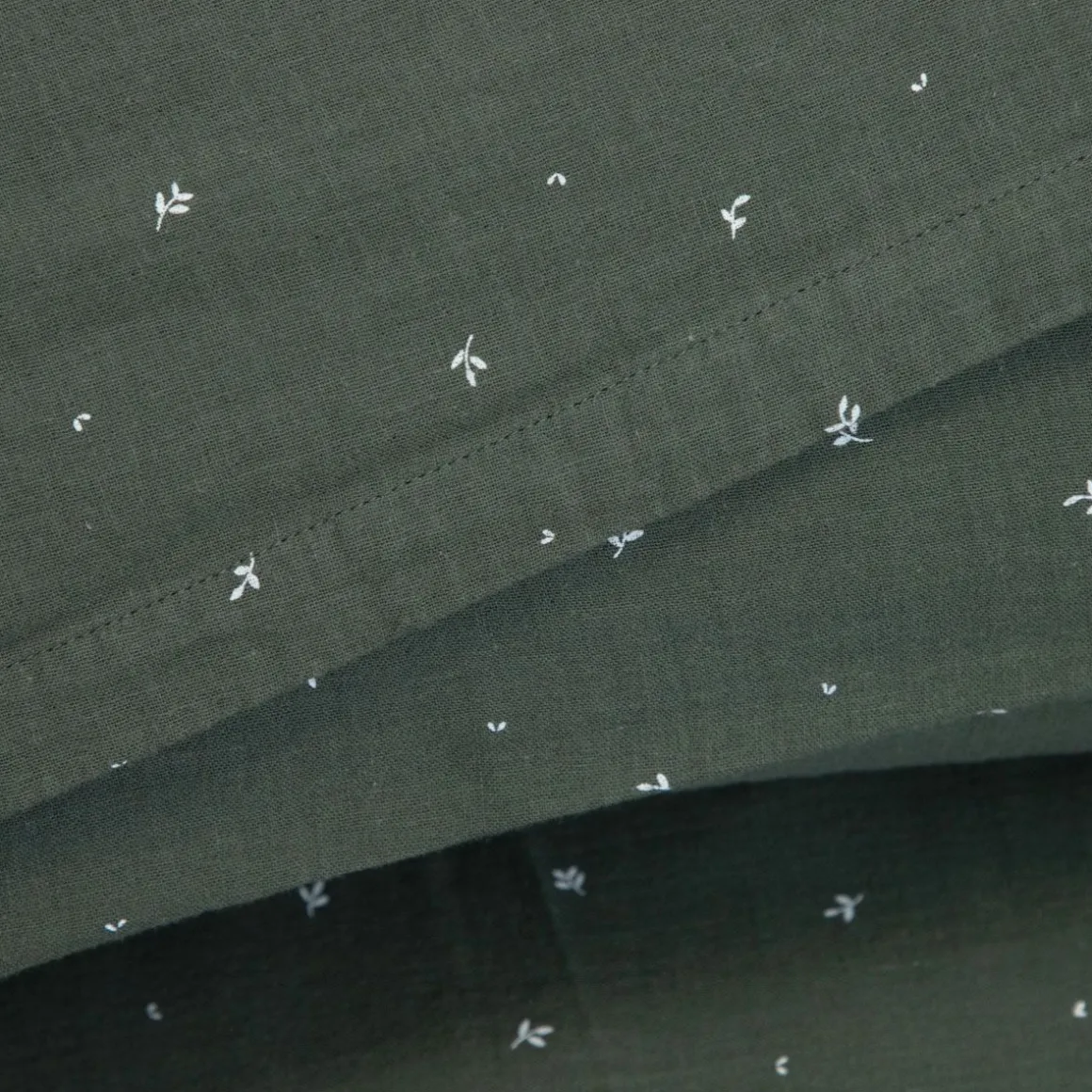 pociel_cordelia_muslinowa_3-1.webp Pościel Cordelia Muslinowa W Listki 200X220 + 2*50X60 Cm