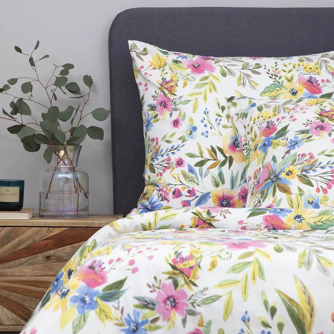 pociel_floral_z_mikrofibr_0-2.webp Pościel Floral Z Mikrofibry W Kolorowe Kwiatki 160X200 Cm