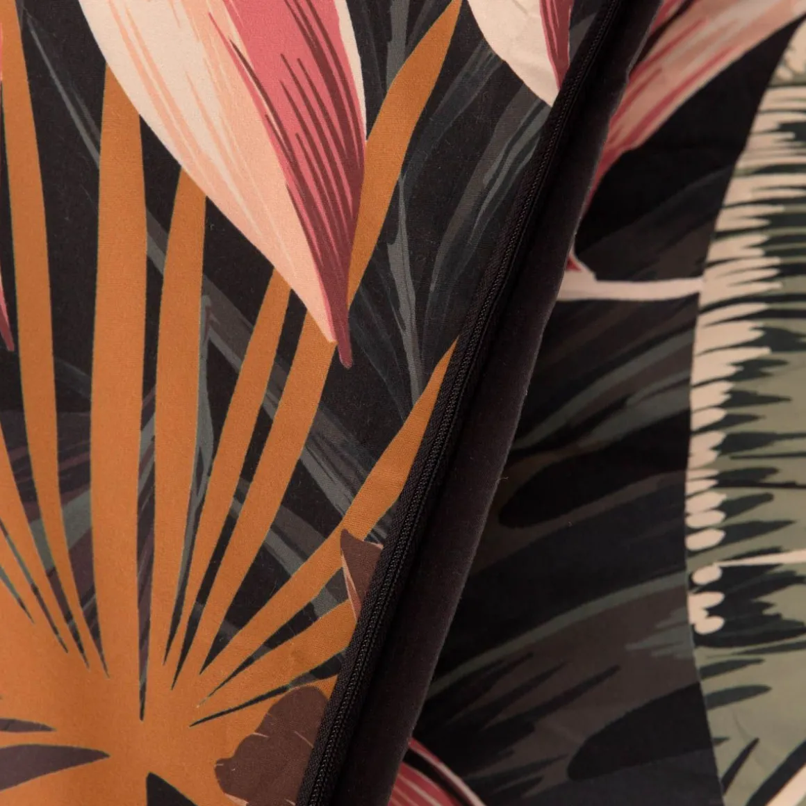 pociel_fonce_z_mikrofibry_4.webp Pościel Fonce Z Mikrofibry Czarna W Liscie 160X200 Cm