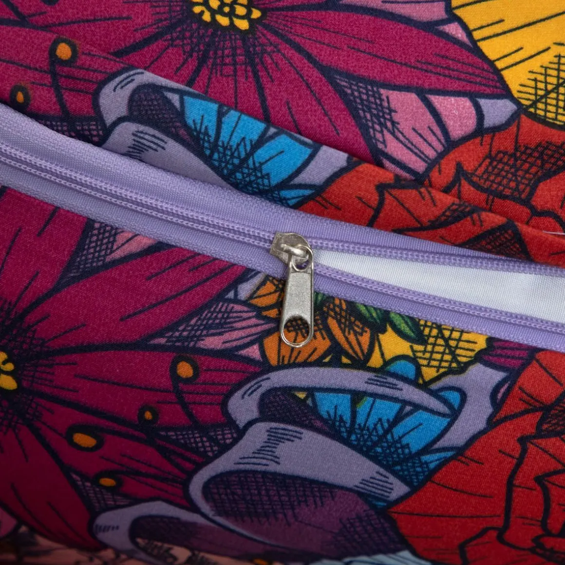 pociel_frida_kahlo_z_mikr_3-2.webp Pościel Frida Kahlo Z Mikrofibry W Kwiaty 140X200 Cm + 1*70X80 Cm