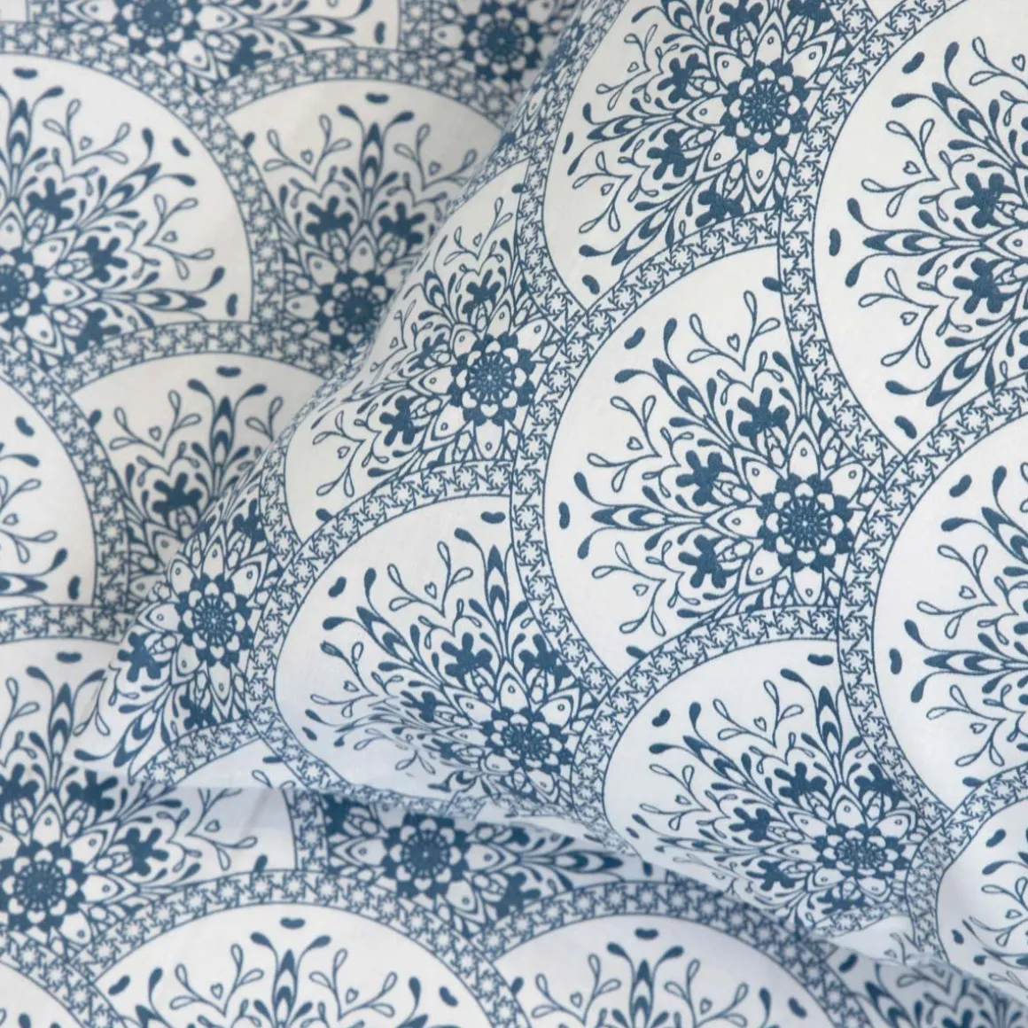 pociel_haven_bawelniana_b_3-1.webp Pościel Haven Bawelniana Biala W Granatowy Wzor 220X200 Cm