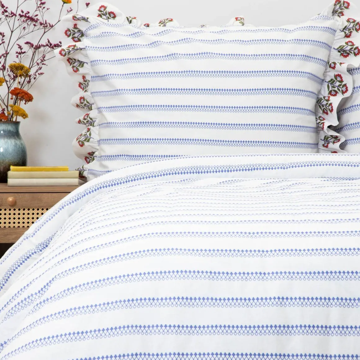 pociel_katina_bawelniana__0-1.webp Pościel Katina Bawelniana W Niebieski Wzor Z Falbanka 220X200 Cm