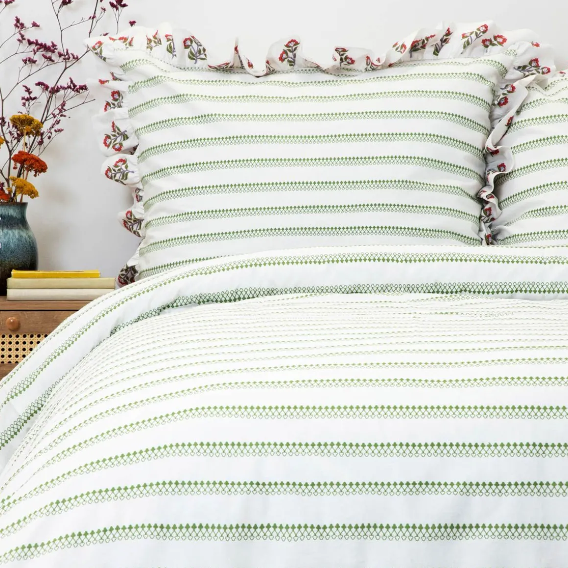 pociel_katina_bawelniana__0-2.webp Pościel Katina Bawelniana W Zielony Wzor Z Falbanka 220X200 Cm