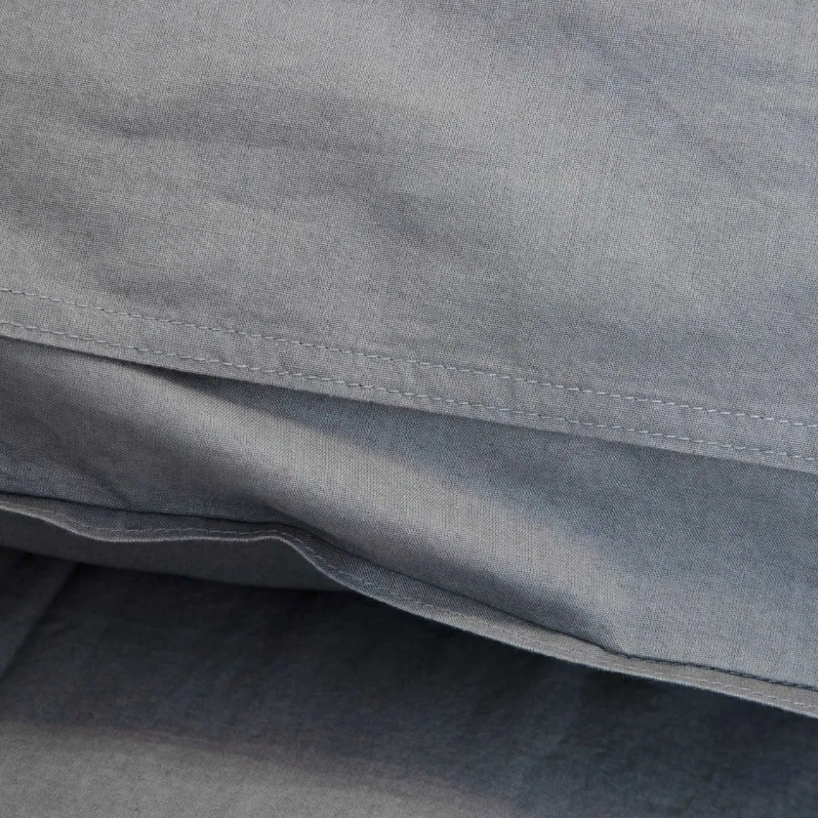 pociel_kinsey_bawelniana__4.webp Pościel Kinsey Bawelniana Grafitowa Z Denimowym Szwem 140X200 + 1*50X60 Cm