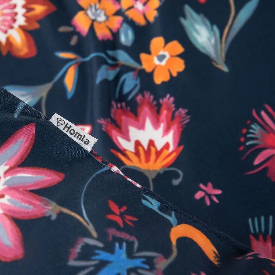 pociel_vabel_z_mikrofibry_2-1.webp Pościel Vabel Z Mikrofibry Granatowa W Liscie I Kwiaty 160X200 Cm