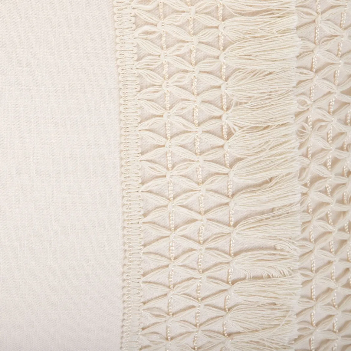 poduszka_doel_bezowa_z_fr_2.webp Poduszka Doel Bezowa Z Fredzlami 30X50 Cm