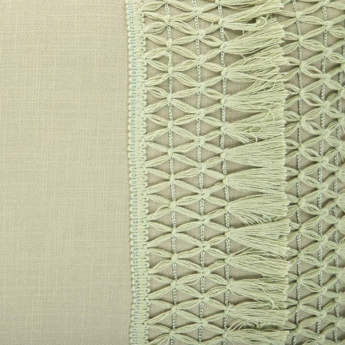 poduszka_doel_pistacjowa__2.webp Poduszka Doel Pistacjowa Z Fredzlami 30X50 Cm