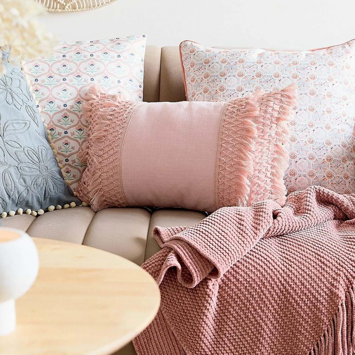 poduszka_doel_rozowa_z_fr_0.webp Poduszka Doel Rozowa Z Fredzlami 30X50 Cm