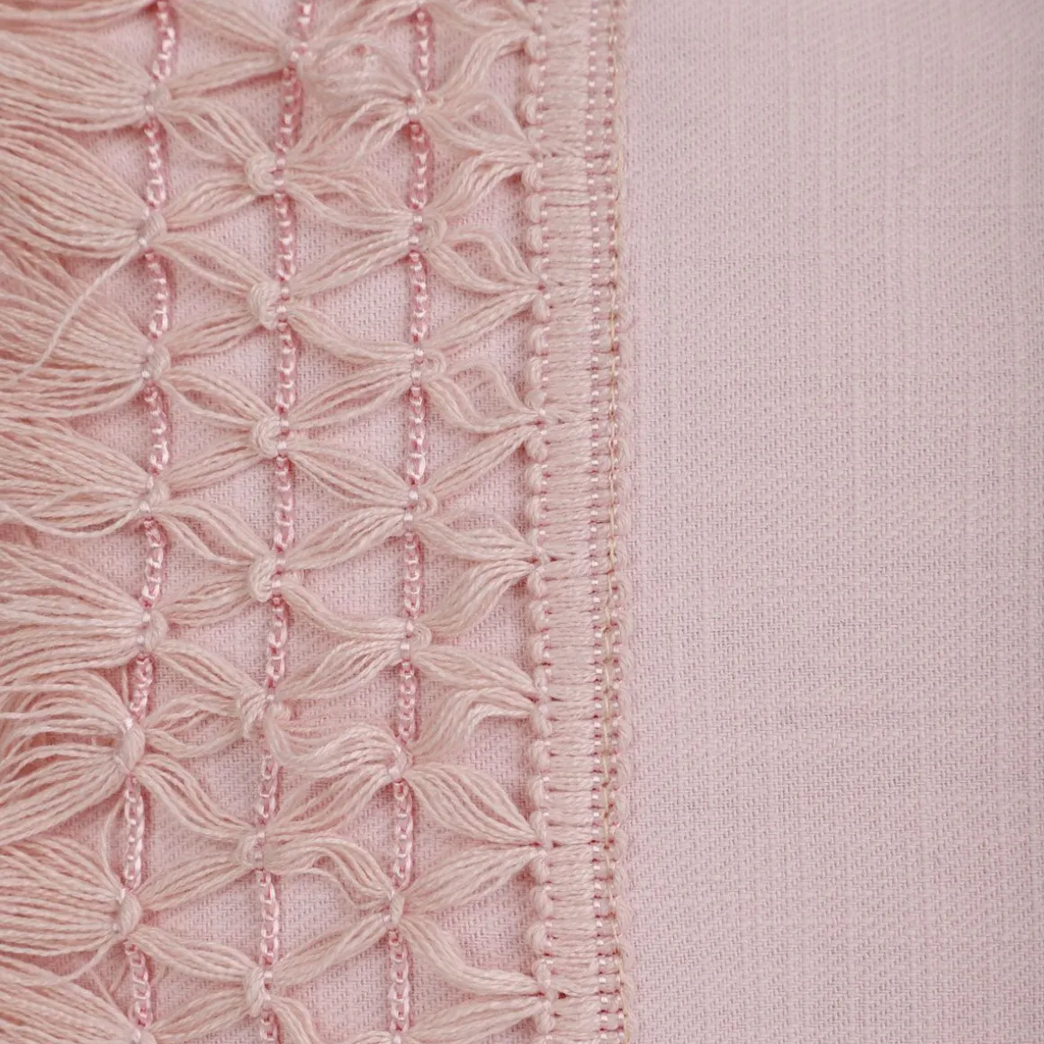 poduszka_doel_rozowa_z_fr_3.webp Poduszka Doel Rozowa Z Fredzlami 30X50 Cm