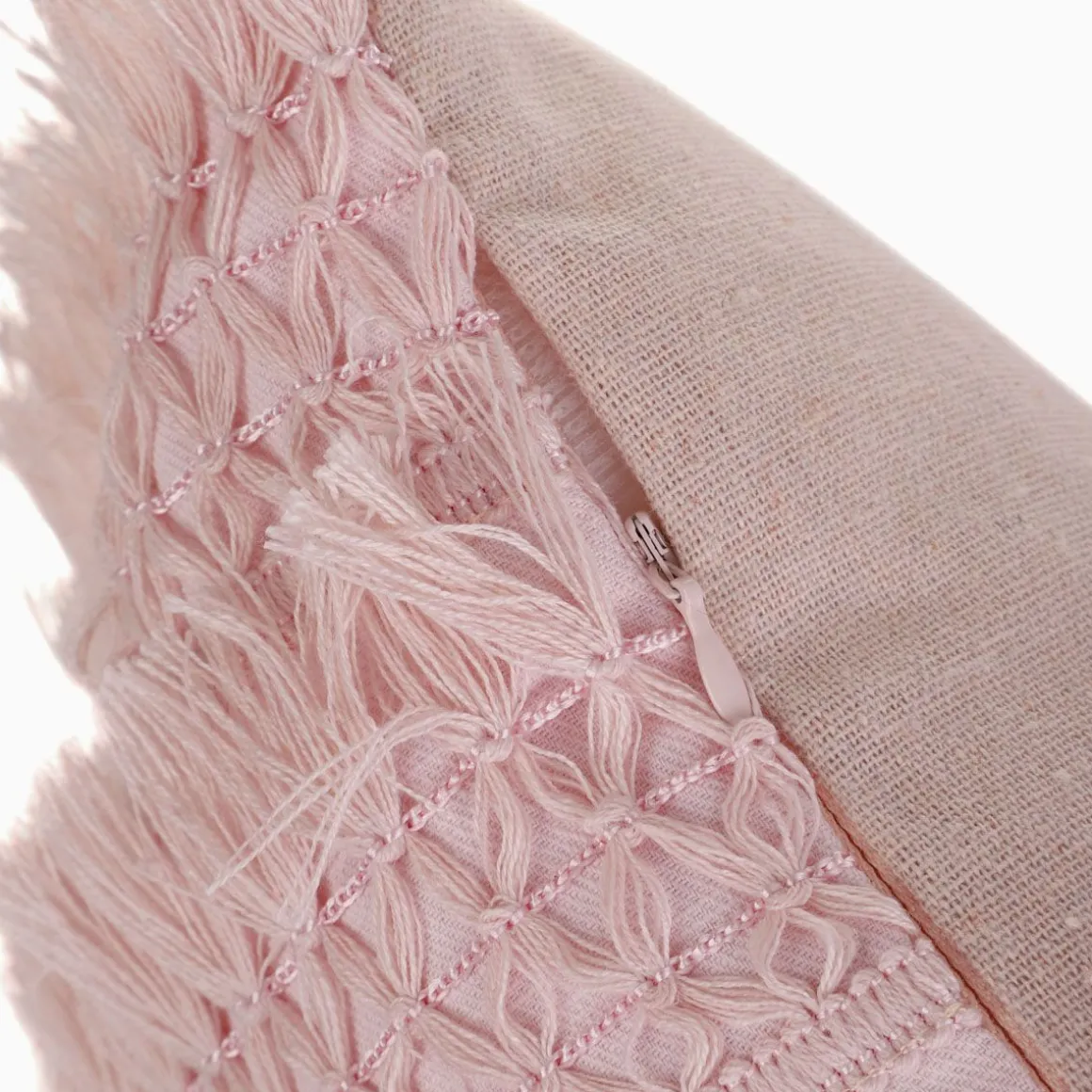 poduszka_doel_rozowa_z_fr_4.webp Poduszka Doel Rozowa Z Fredzlami 30X50 Cm