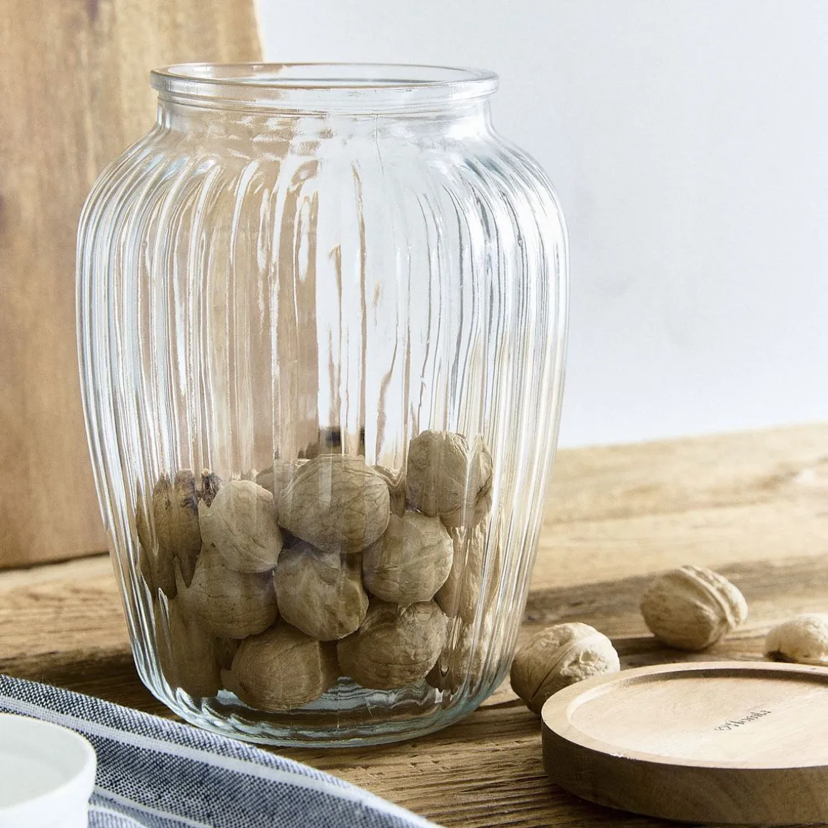 pojemnik_pavo_ryflowany_z_0.webp Pojemnik Pavo Ryflowany Z Akacjowa Przykrywka 19 X14 Cm