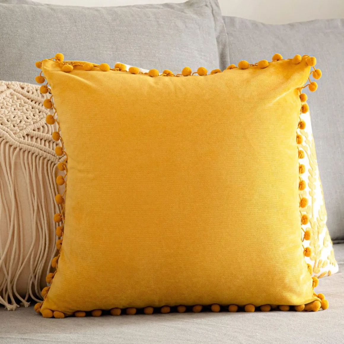 poszewka_eslov_musztardow_0.webp Poszewka Eslov Musztardowa Z Pomponami 45X45 Cm