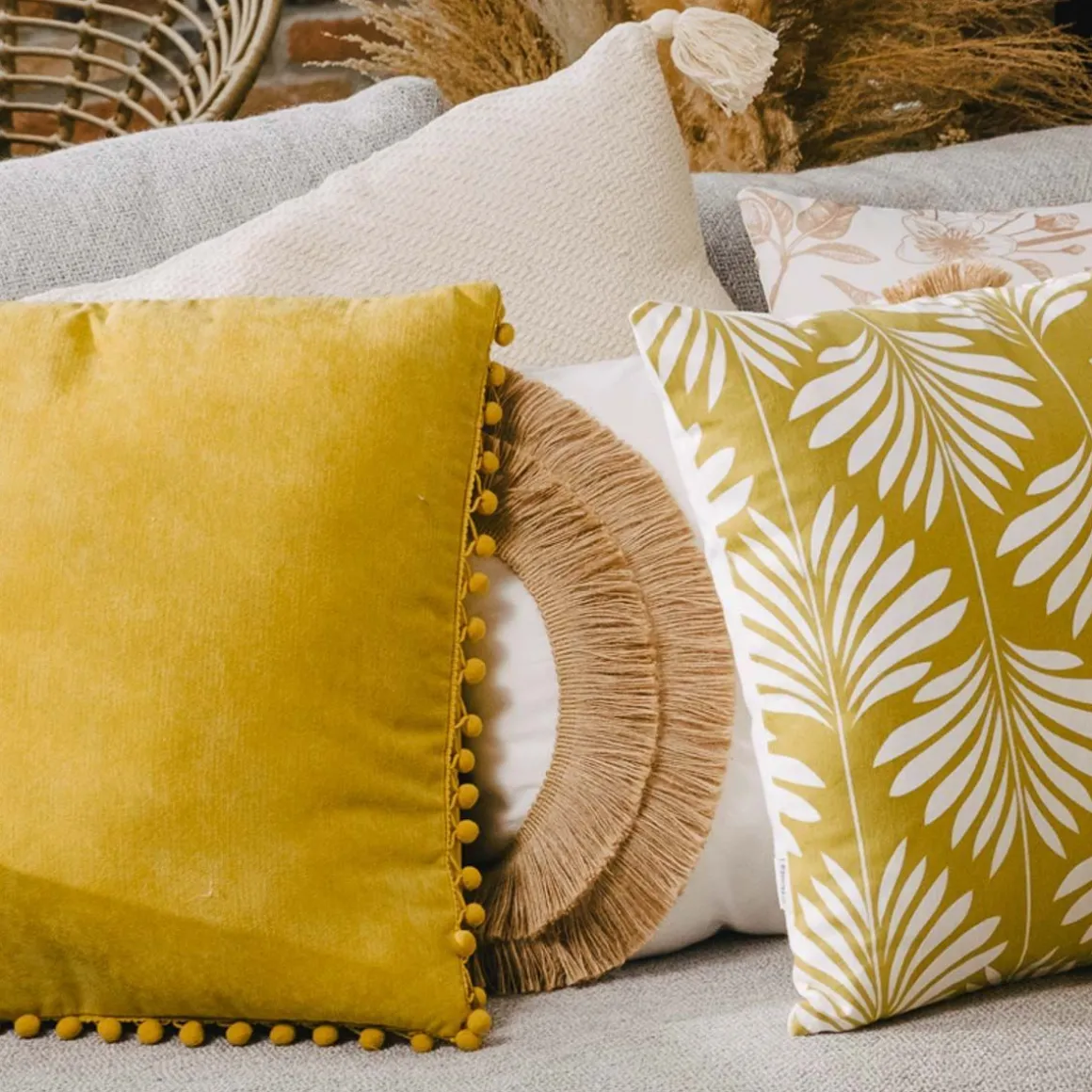 poszewka_eslov_musztardow_3.webp Poszewka Eslov Musztardowa Z Pomponami 45X45 Cm