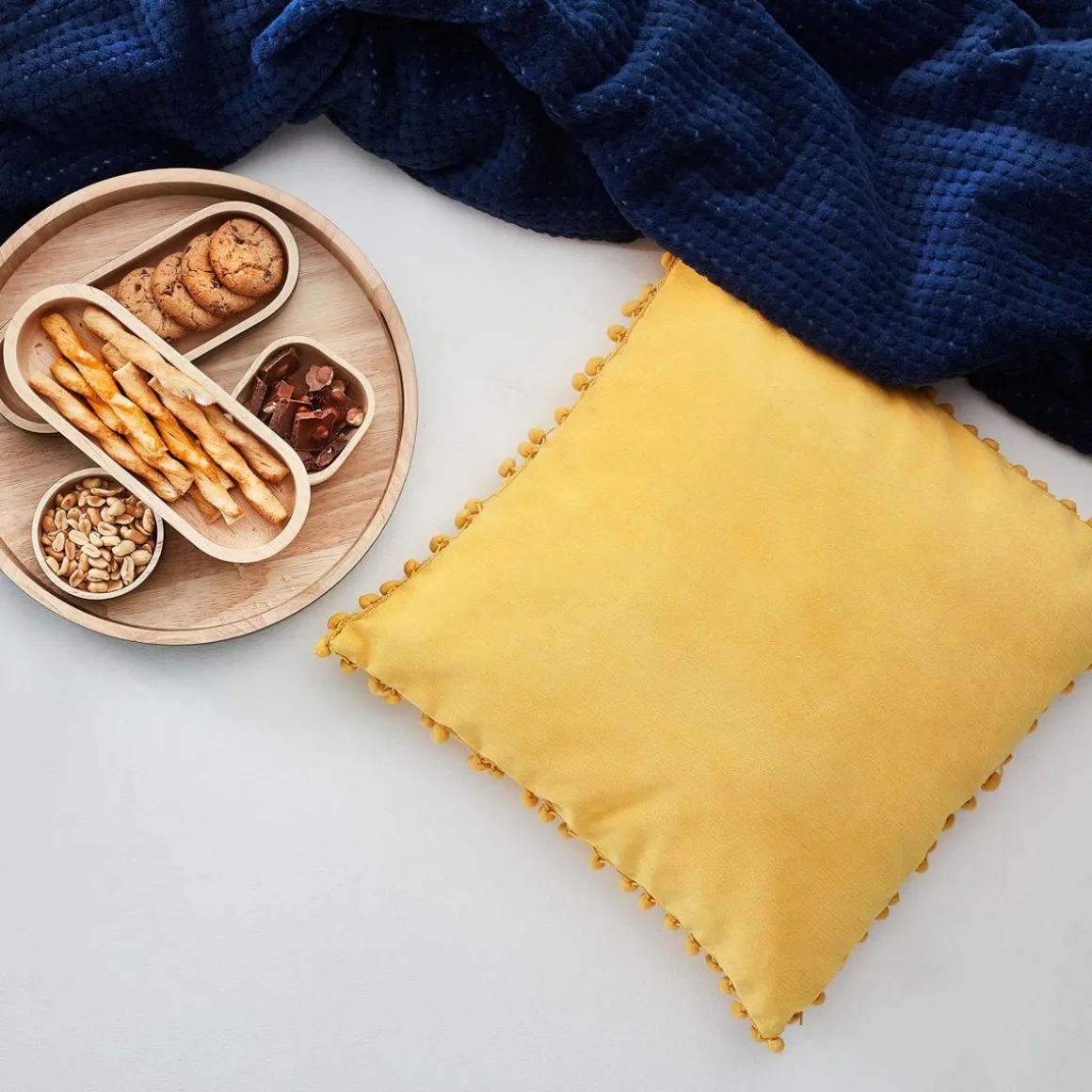 poszewka_eslov_musztardow_4.webp Poszewka Eslov Musztardowa Z Pomponami 45X45 Cm