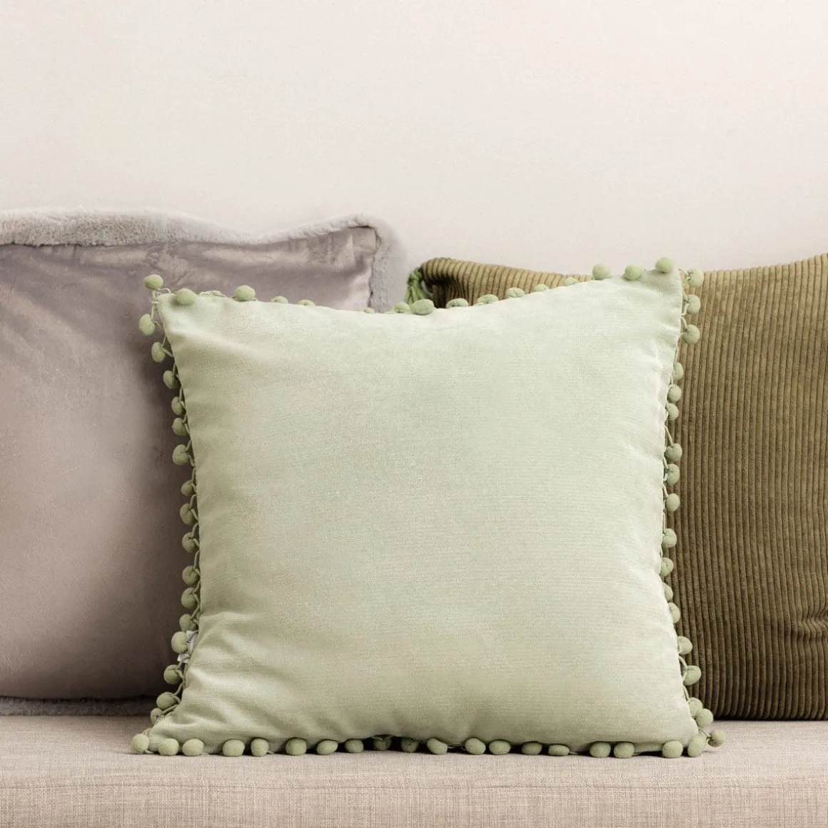 poszewka_eslov_pistacjowa_3.webp Poszewka Eslov Pistacjowa Z Pomponami 45X45 Cm
