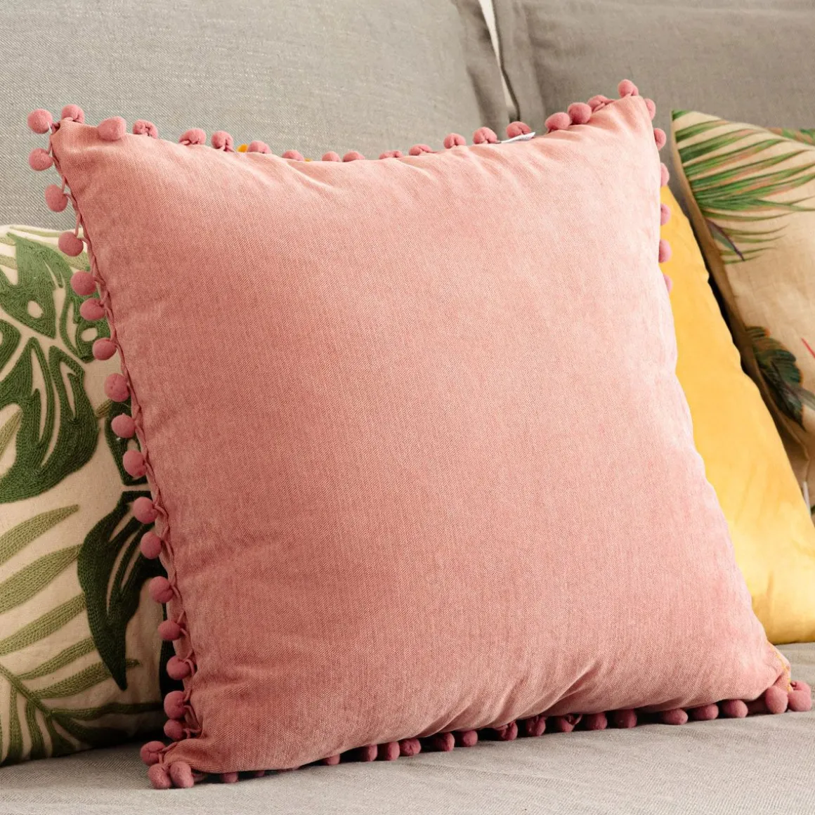 poszewka_eslov_rozowa_z_p_0.webp Poszewka Eslov Rozowa Z Pomponami 45X45 Cm