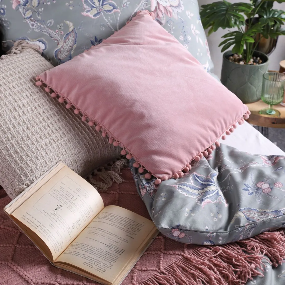 poszewka_eslov_rozowa_z_p_2.webp Poszewka Eslov Rozowa Z Pomponami 45X45 Cm