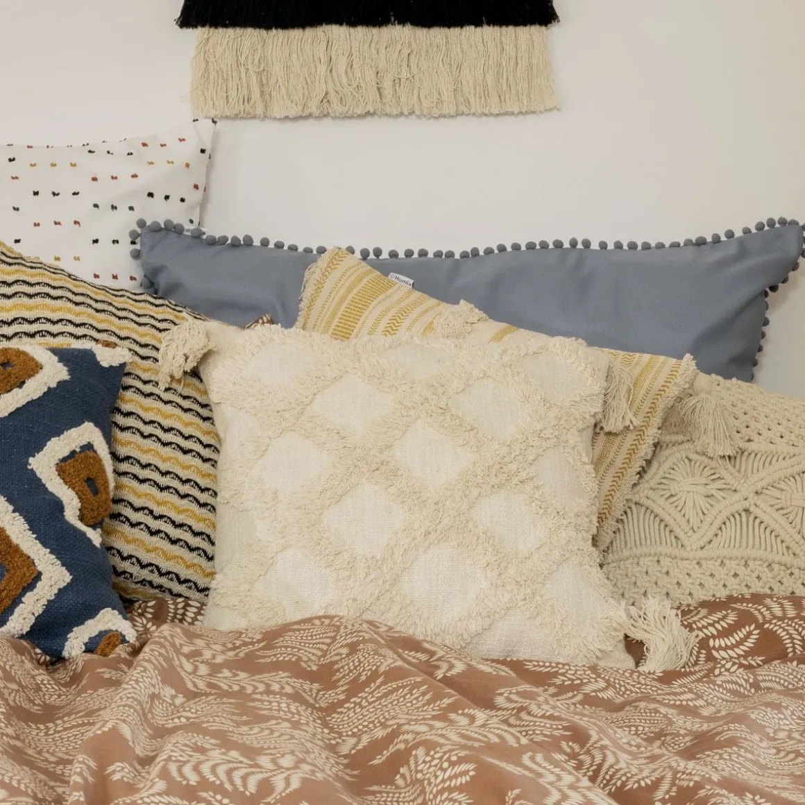 poszewka_monto_bezowa_z_f_0.webp Poszewka Monto Bezowa Z Fredzlami I Zdobieniami 45X45 Cm