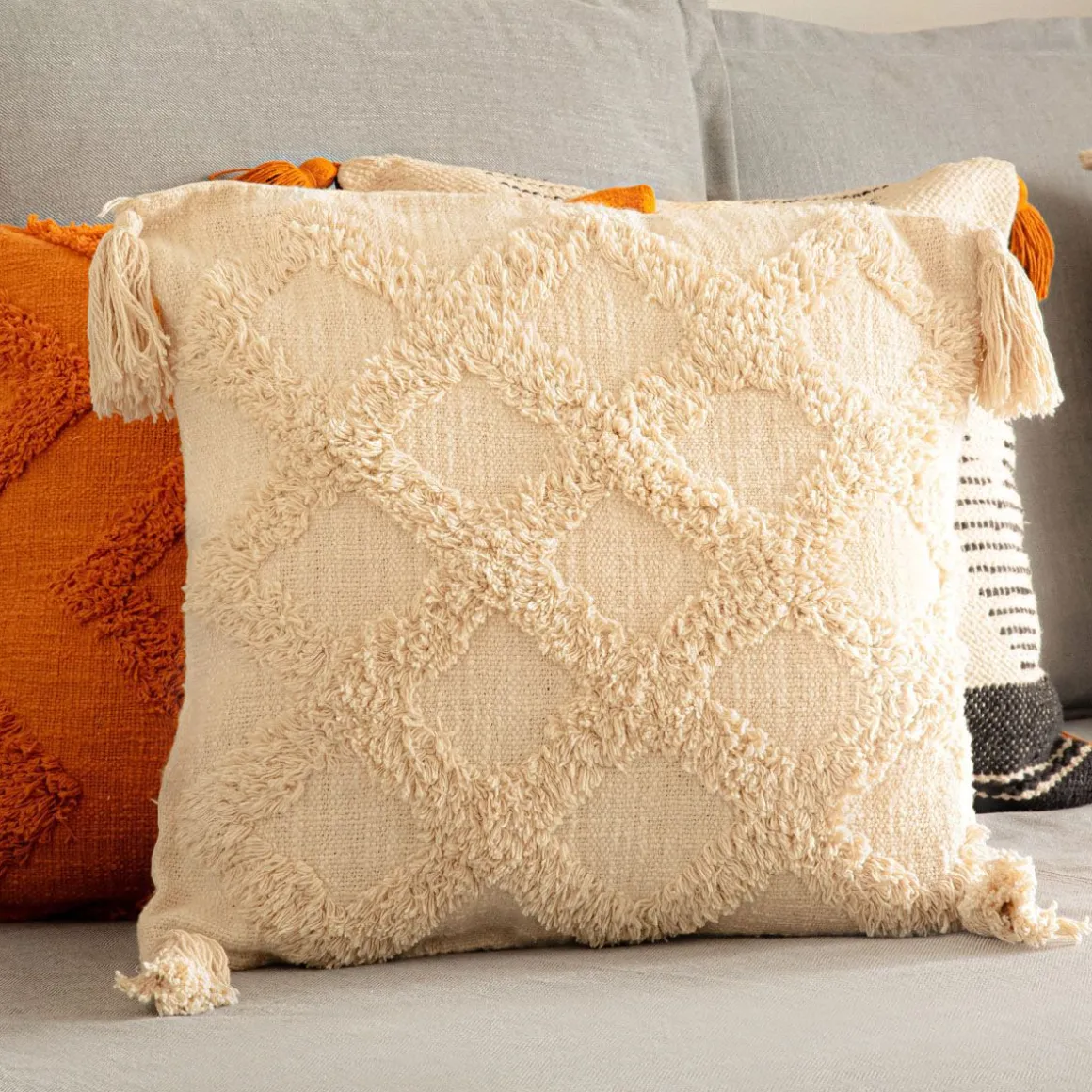 poszewka_monto_bezowa_z_f_3.webp Poszewka Monto Bezowa Z Fredzlami I Zdobieniami 45X45 Cm