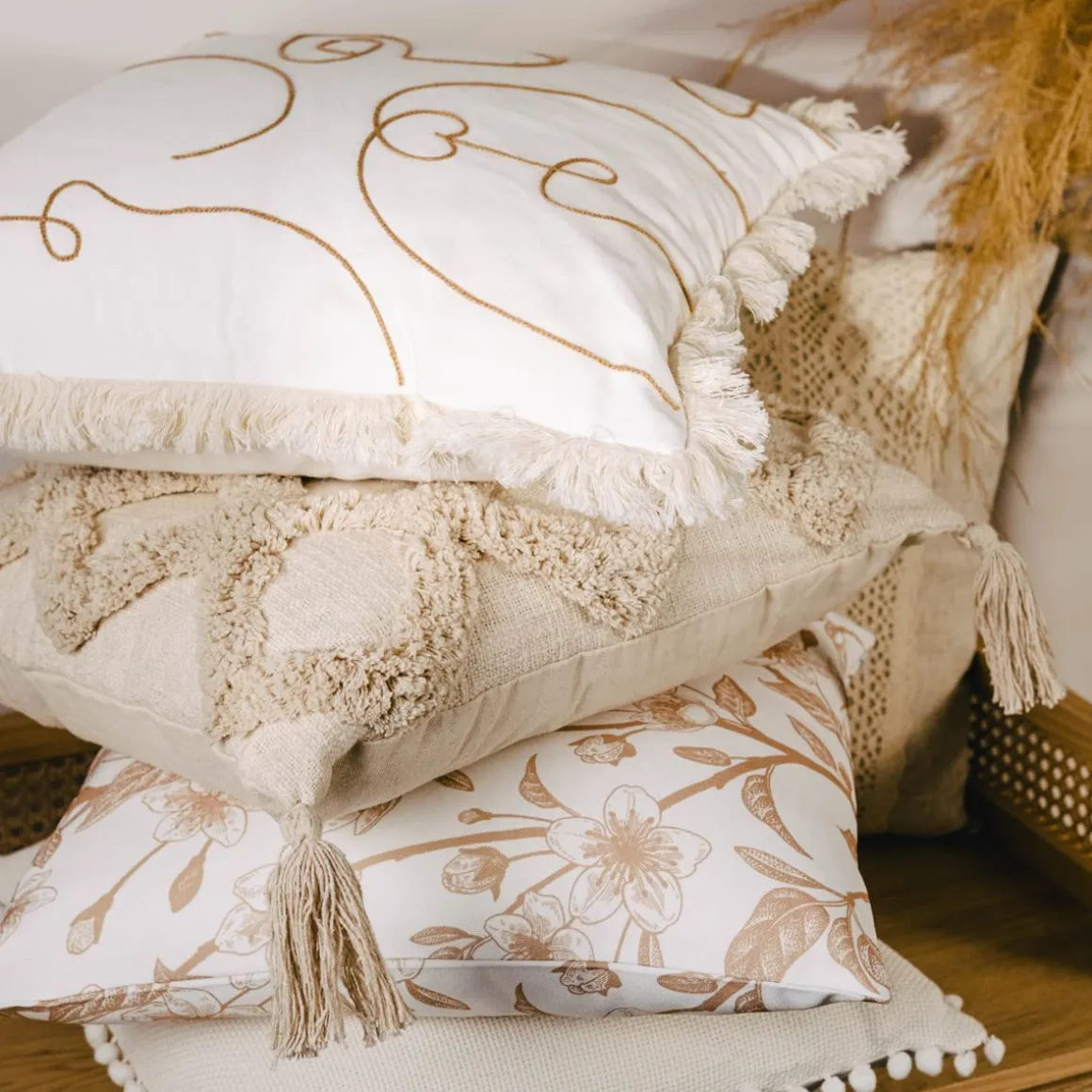 poszewka_monto_bezowa_z_f_4.webp Poszewka Monto Bezowa Z Fredzlami I Zdobieniami 45X45 Cm