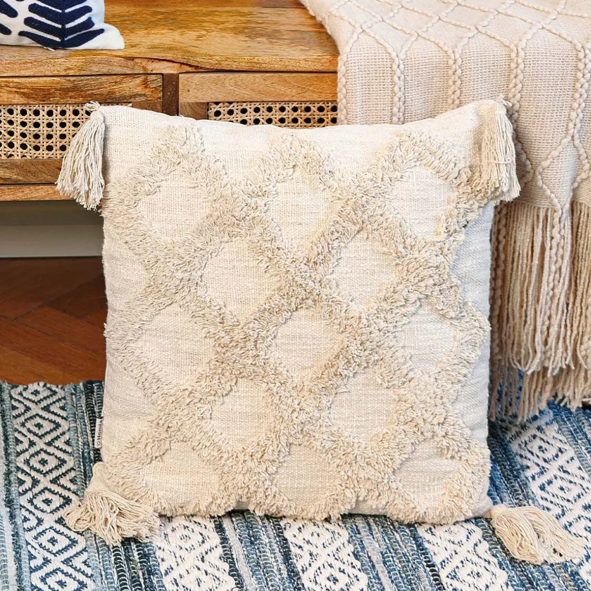 poszewka_monto_bezowa_z_f_7.webp Poszewka Monto Bezowa Z Fredzlami I Zdobieniami 45X45 Cm