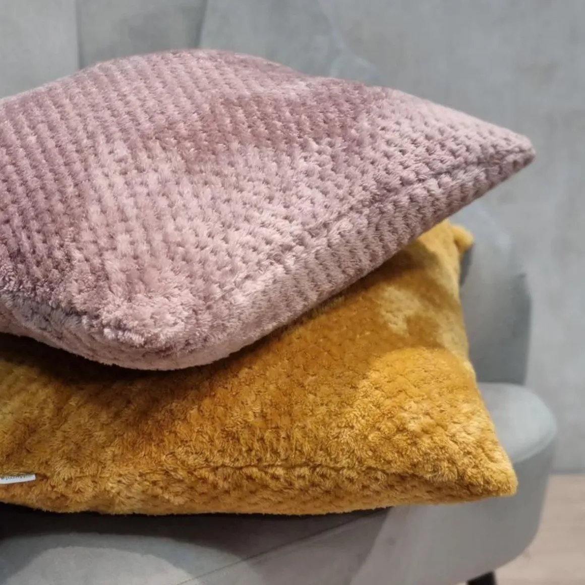 poszewka_noah_ziarnka_ryz_1-3.webp Poszewka Noah Ziarnka Ryzu Musztardowa 45X45 Cm