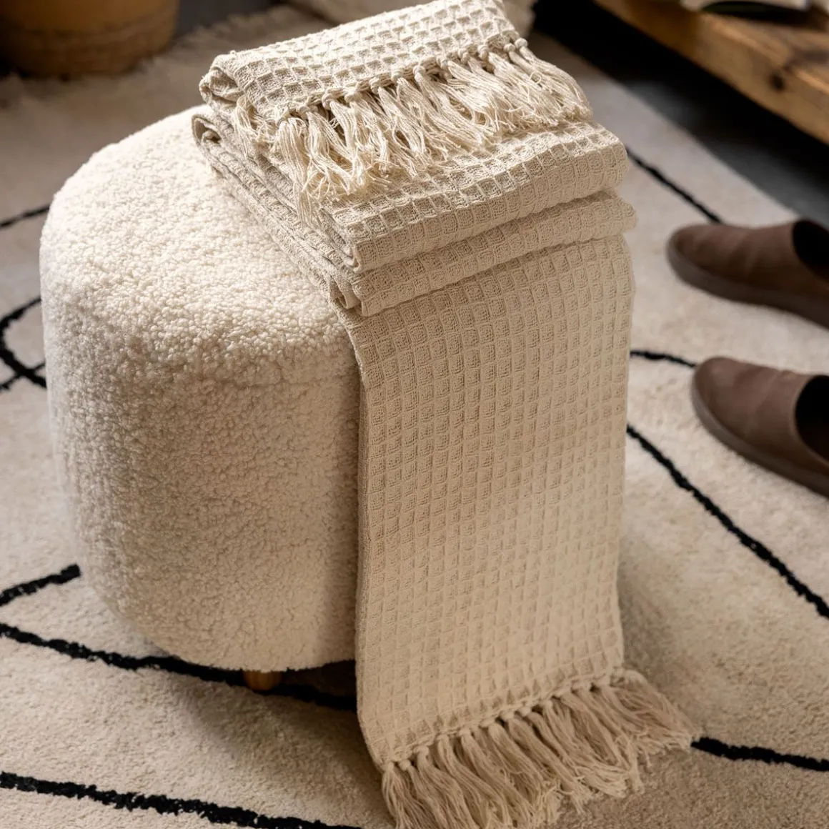 pufa_alda_bezowa_w_tkanin_0.webp Pufa Alda Bezowa W Tkaninie Teddy 50X40X44 Cm