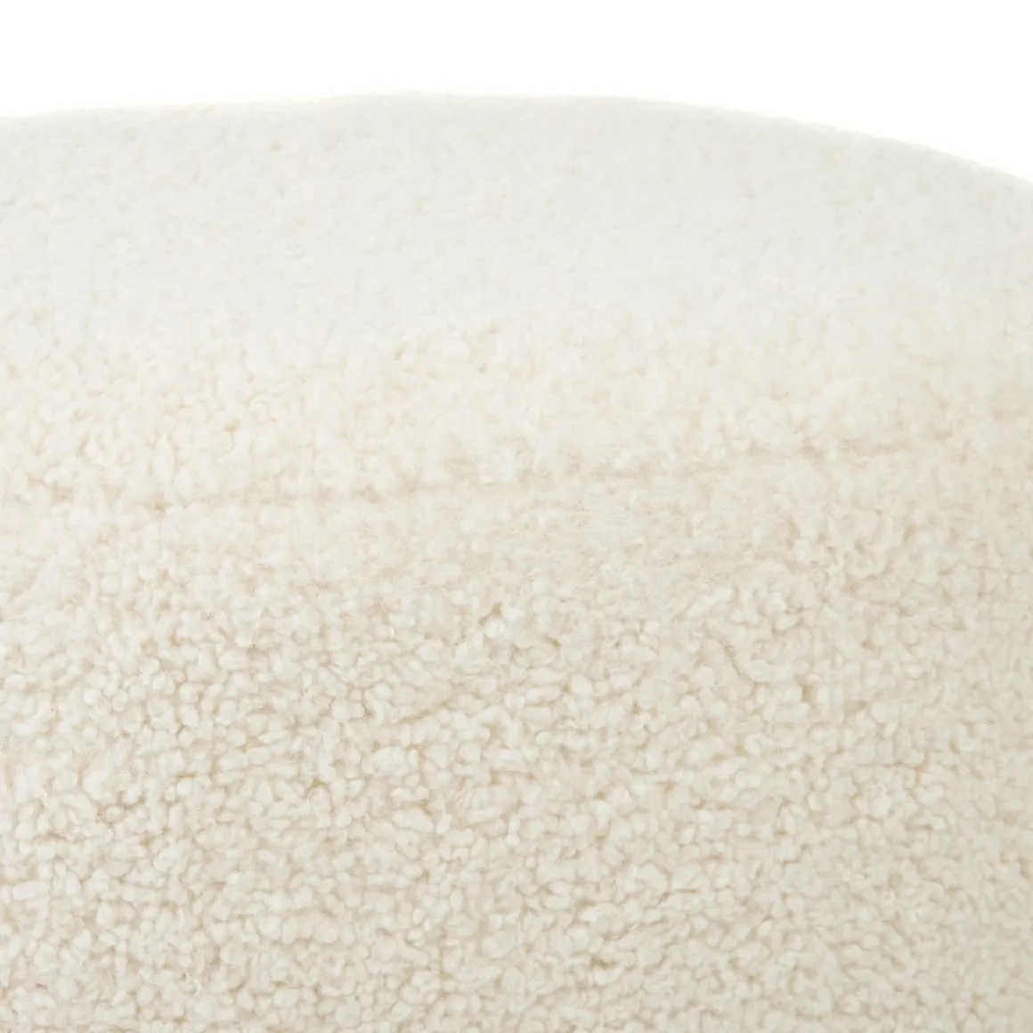 pufa_alda_bezowa_w_tkanin_3.webp Pufa Alda Bezowa W Tkaninie Teddy 50X40X44 Cm