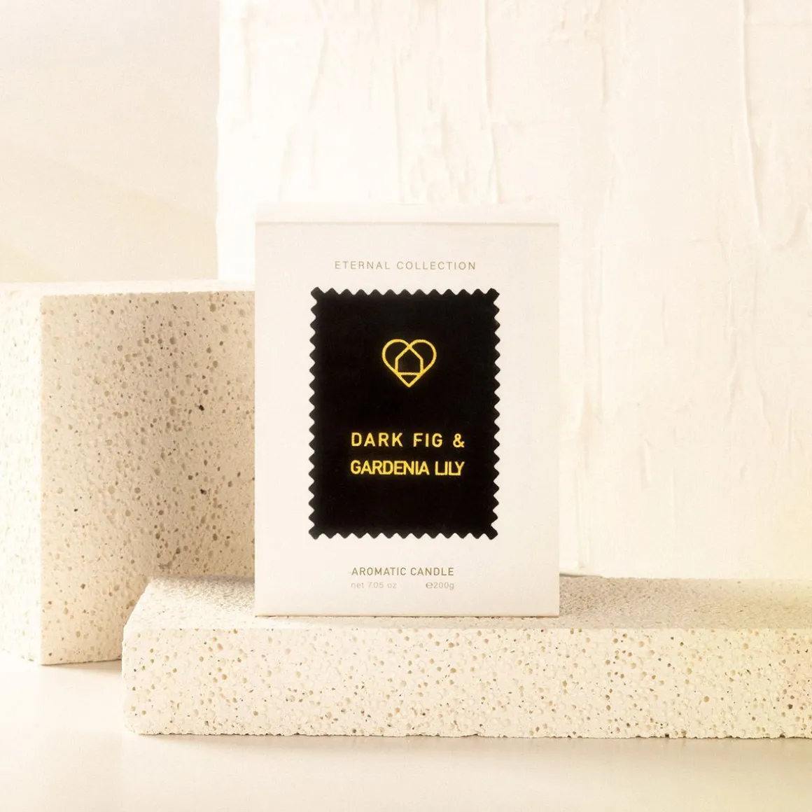 swieca_zapachowa_eternal__3-4.webp Swieca Zapachowa Eternal Dark Fig & Gardenia Lily 230 G