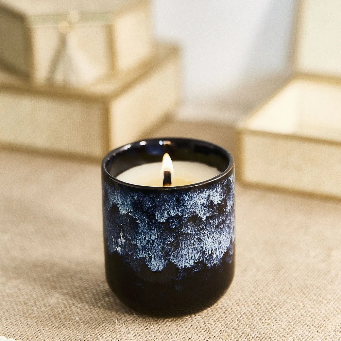 swieca_zapachowa_gatto_su_0.webp Swieca Zapachowa Gatto Summer Hill & Amberwood 130 G