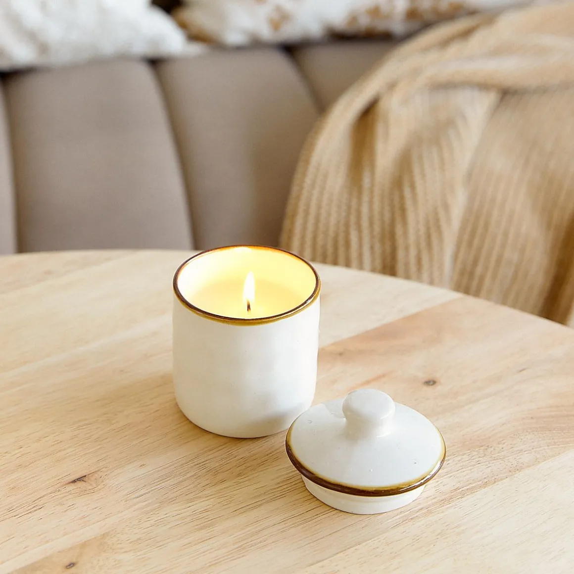 swieca_zapachowa_sambria__0.webp Swieca Zapachowa Sambria Summer Hill & Amberwood 150 G