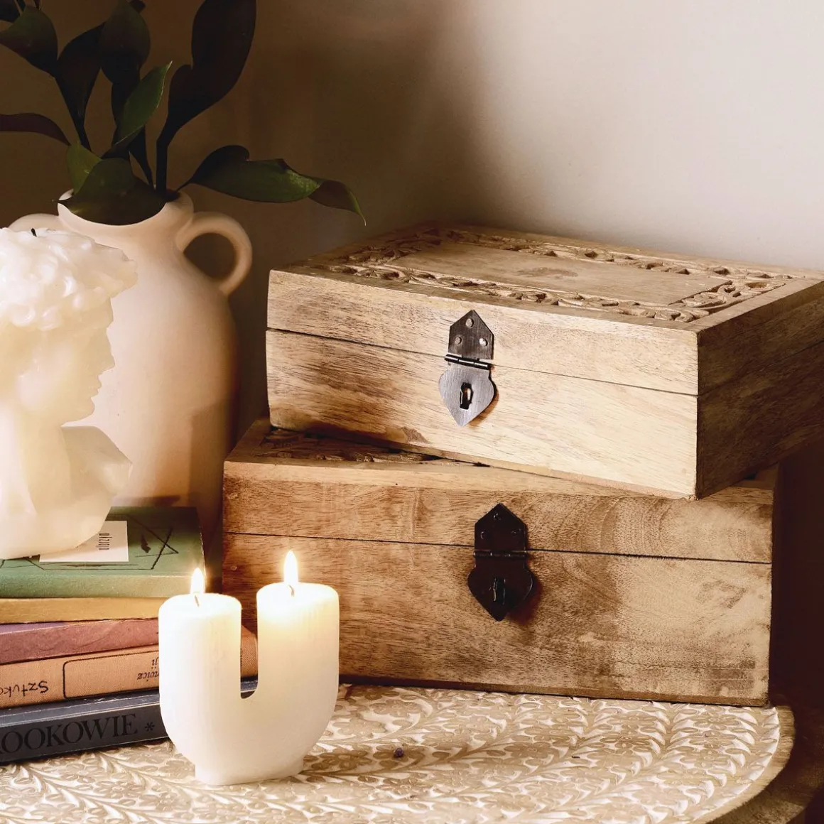 szkatulka_na_bizuterie_so_0.webp Szkatulka Na Bizuterie Sombre Drewniana Zlobiona 22X14X8 Cm